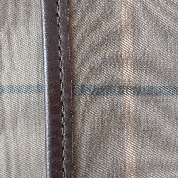 BURBERRYS Vintage Nova check shoulder bag Slight lift of leather on strap pic 7 - Picture 7 of 14